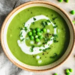 Feine Erbsensuppe mit gefrorenen Erbsen